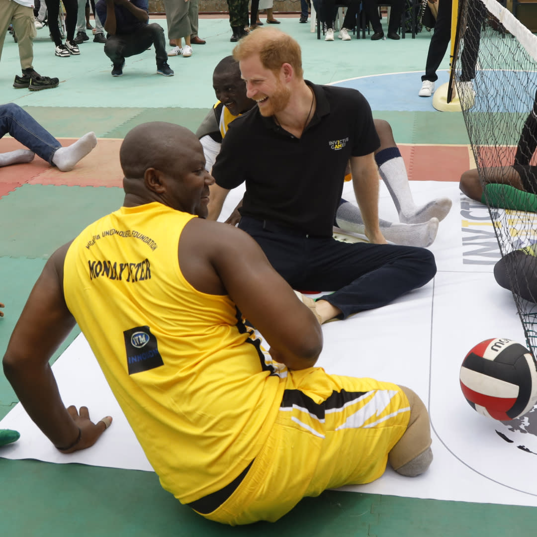  Prince Harry Takes After His Mom Princess Diana While Visiting Wounded Nigerian Soldier. 