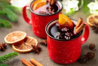 Im Anschluss an gutes Essen gehört natürlich ein leckeres Heißgetränk auf den Tisch. Wie wäre es zum Beispiel mit einem selbstgemachten, herrlich duftenden Glühwein? Würzen Sie den erhitzten Rotwein mit Zimt oder Anis und schneiden Sie Orangenscheiben hinein. Sie brauchen noch ein wenig mehr Wärme? Dann ist auch ein Grog oder Jagertee ein tolles Wintergetränk. (Bild: iStock / vasiliybudarin)