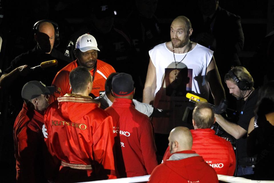 Boxing - Wladimir Klitschko v Tyson Fury WBA, IBF & WBO Heavyweight Title's - Esprit Arena, Dusseldorf, Germany - 28/11/15 Tyson Fury gestures towards Wladimir Klitschko before the start of the fight Reuters / Ina Fassbender Livepic