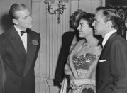 <p>Felipe Mountbatten saluda a Frank Sinatra y Ava Gardner en una fiesta celebrada en el London's Empress Club el 9 de diciembre de 1951. (Foto: Votava / Getty Images)</p> 