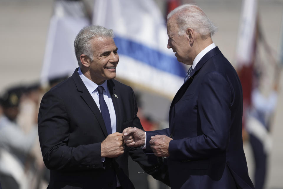 El primer ministro israelí, Yair Lapid, recibe al presidente Joe Biden en el aeropuerto Ben Gurion, cerca de Tel Aviv, Israel, el miércoles 13 de julio de 2022. (Foto AP/Ariel Schalit)