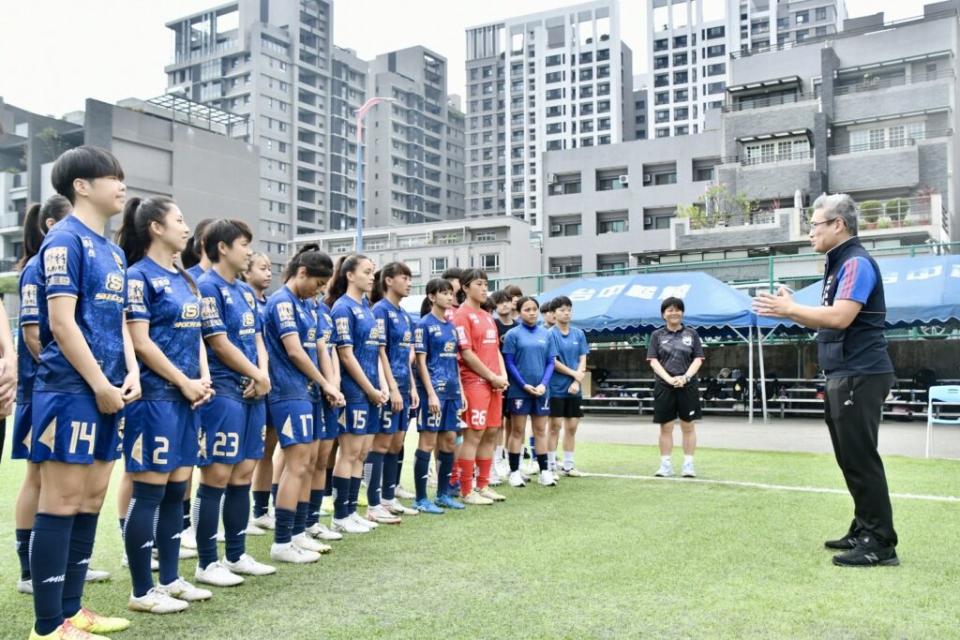 台中運動局長李昱叡勉勵台中藍鯨奪木蘭聯賽第六冠。（圖：台中運動局提供）