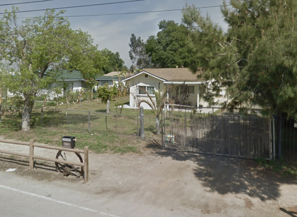 Esta casa en Mira Loma, Los Ángeles, fue el lugar donde un granjero, su madre y su sobrino asesinaron a varios niños (Google Maps)