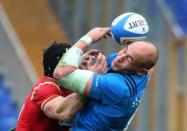 Rugby Union - Italy v Wales - Six Nations Championship - Stadio Olimpico, Rome - 5/2/17 Italy's Sergio Parisse in action with Wales' Leigh Halfpenny Reuters / Alessandro Bianchi Livepic