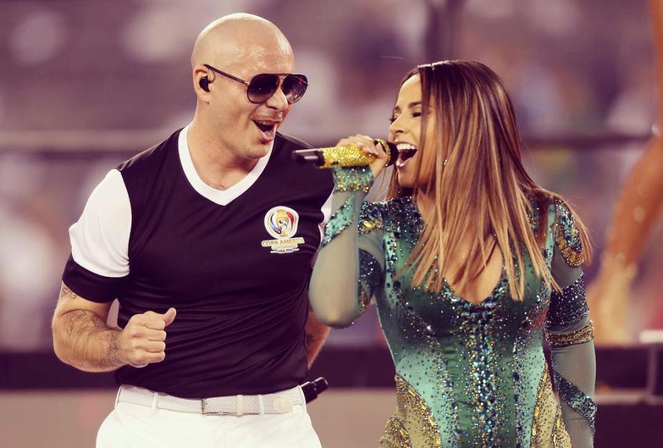 Auf der Bühne fühlt sich Becky G mehr als pudelwohl – selbst neben Größen wie Rapper Pitbull. Laut “Time” gehört die heiße Latina 2014 zu den 25 einflussreichsten Teenagern. (Bild-Copyright: iambeckyg/Instagram)