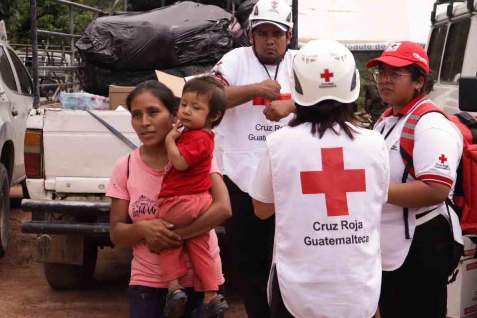 Labores de apoyo del gobierno de Guatemala a las personas provenientes de Chiapas que llegaron hace unos días. Foto: Cuartoscuro