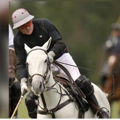 <p>Según indica su perfil de Twitter, el empresario de 52 años es también un apasionado del polo. ¡Ahora entendemos el repentino fanatismo de Vicky por el deporte más top! – Foto: <em><a rel="nofollow noopener" href="https://twitter.com/javiernaselli" target="_blank" data-ylk="slk:Twitter/JavierNaselli;elm:context_link;itc:0;sec:content-canvas" class="link ">Twitter/JavierNaselli</a></em> </p>