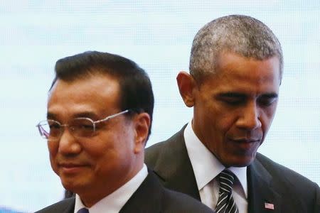 U.S. President Barack Obama walks behind China's Premier Li Keqiang as they attend a family photo at the 27th Association of Southeast Asian Nations (ASEAN) Summit in Kuala Lumpur, Malaysia, November 22, 2015. REUTERS/Jorge Silva - RTX1V8HA