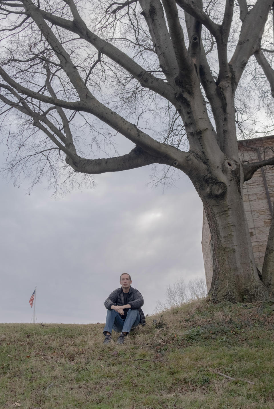 Kevin Thompson, el expastor de la iglesia Community Bible, en un viejo cementerio de Fort Smith, Arkansas, donde vivió mucho tiempo antes de irse a California, el 27 de diciembre de 2021. (September Dawn Bottoms/The New York Times)