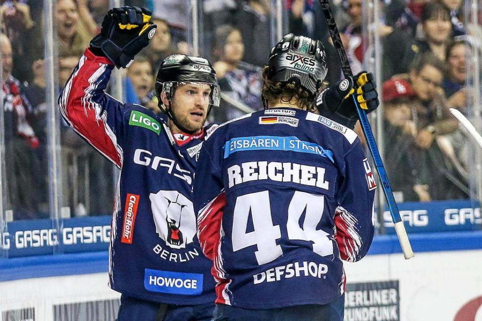 Mark Olver (l.) traf gegen Iserlohn doppelt für die Eisbären.<span class="copyright">Andreas Gora / picture alliance/dpa</span>