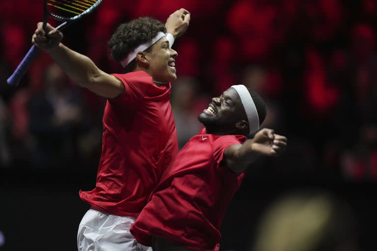 Celebración a cargo de Ben Shelton y Frances Tiafoe, los vencedores en la jornada del domingo