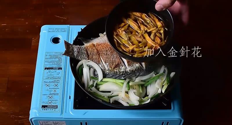  「紅燒金針吳郭魚」超好吃，醬汁拌飯更添味。（圖／翻攝自「食來攝Yeah」臉書粉專）