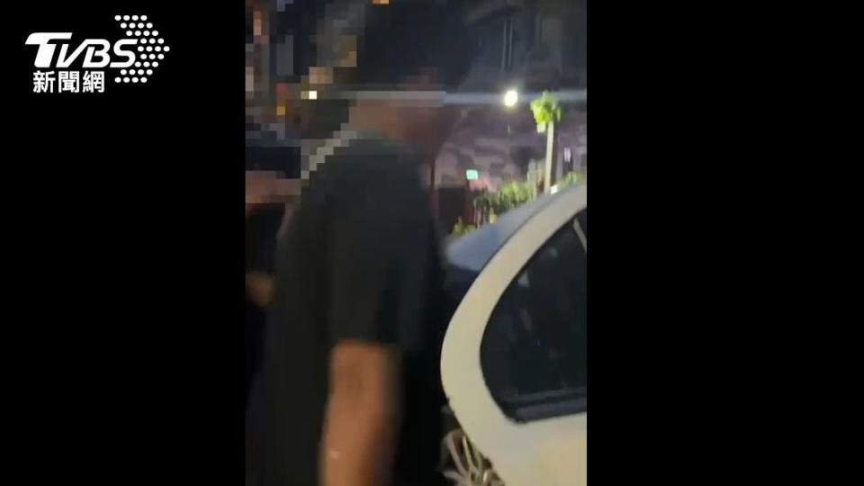 警方昨晚循線帶回涉嫌性騷的陳男。（圖／TVBS）