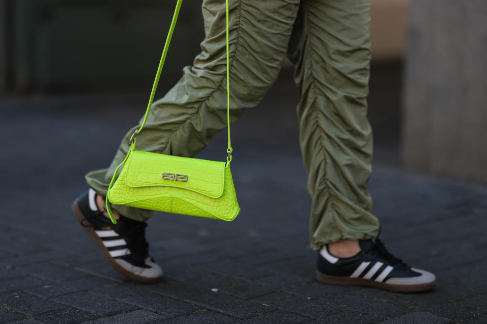 Vues sur toutes les IT-girls du moment, les adidas Samba seront les baskets incontournables de la rentrée (Photo Jeremy Moeller/Getty Images)