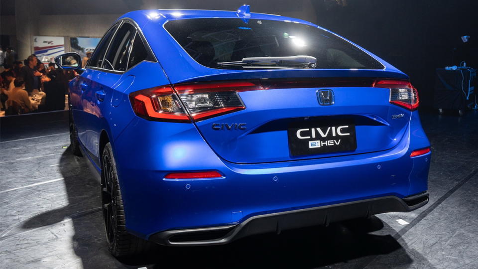 圖／2023 Honda Civic e：HEV車頭採全新一體式蜂巢水箱護罩，融合銳利的LED星鑽頭燈組，搭配具備擾流功能的尾廂降低下沖氣流，實現高效率空氣力學性能。
