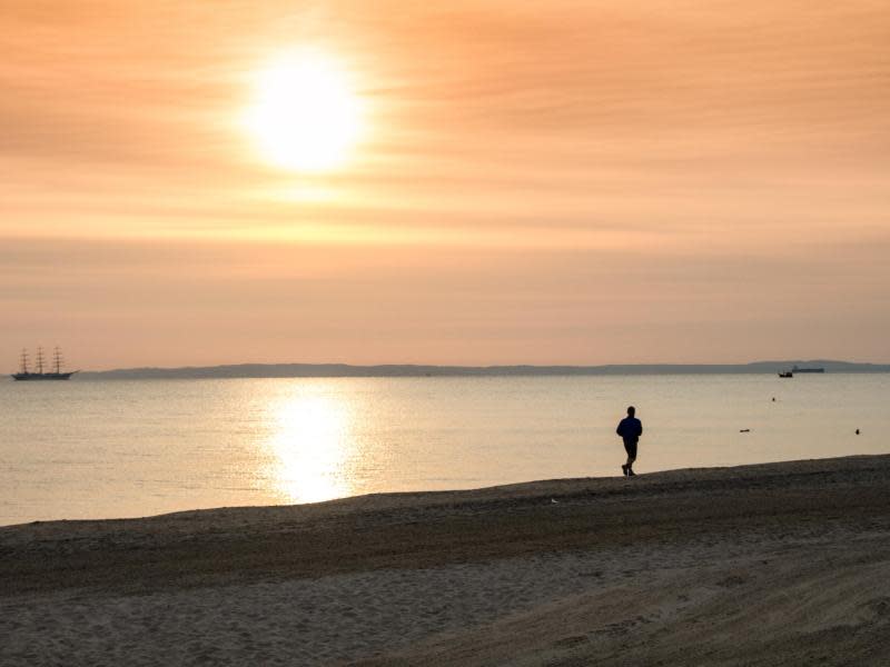 Mildes Licht über der Ostsee - im Herbst macht das Spaziergänge am Strand von Usedom noch reizvoller. Foto: Usedom Tourismus/Andreas Dumke