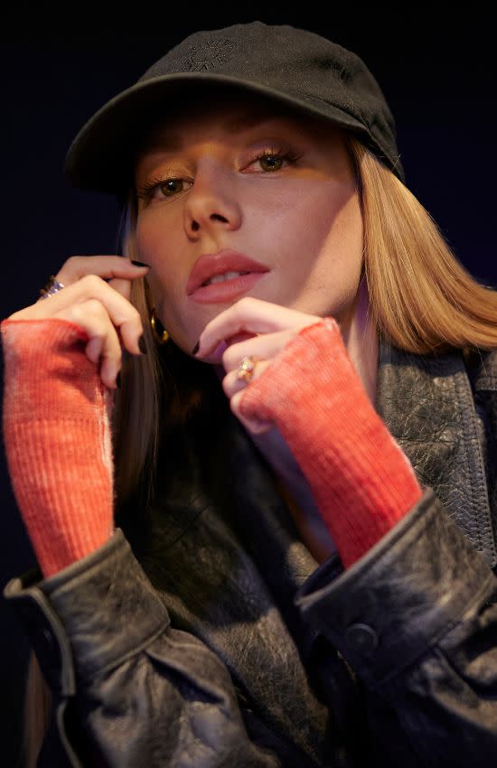 Retrato de Ester Expósito con gorra de béisbol