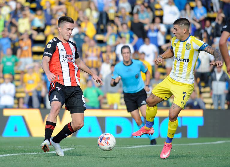 Escena del partido que disputan Rosario Central y River Plate