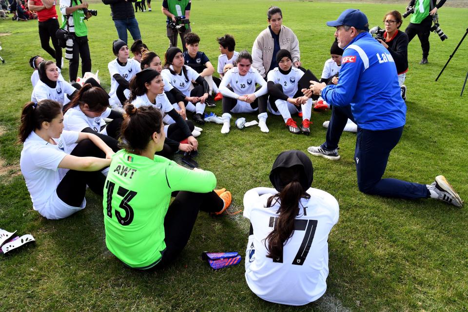 El equipo femenino afgano Melbourne Victory en su primer partido en una liga local contra ETA Buffalo SC- Las jugadoras del equipo nacional de fútbol femenino de Afganistán compitieron en un partido de la liga local en Australia el abril 24 por primera vez desde que huyeron de los talibanes islamistas de línea dura. (Foto: de William WEST/AFP vía Getty Images)