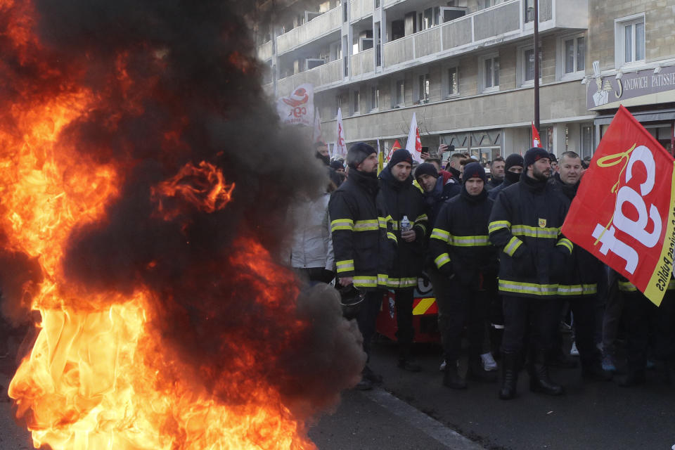 Bomberos participan en las protestas contra las reformas al sistema de pensiones propuestas por el presidente Emmanuel Macron, el jueves 19 de enero de 2023 en Lille, en el norte de Francia. (AP Foto/Michel Spingler)