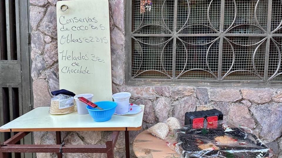 Puesto de conservas de coco, obleas y helados de María.