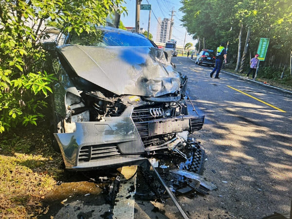 中壢兩部自小客發生車禍，其中一部車頭全毀，另部則翻覆路中。（中壢警方提供）