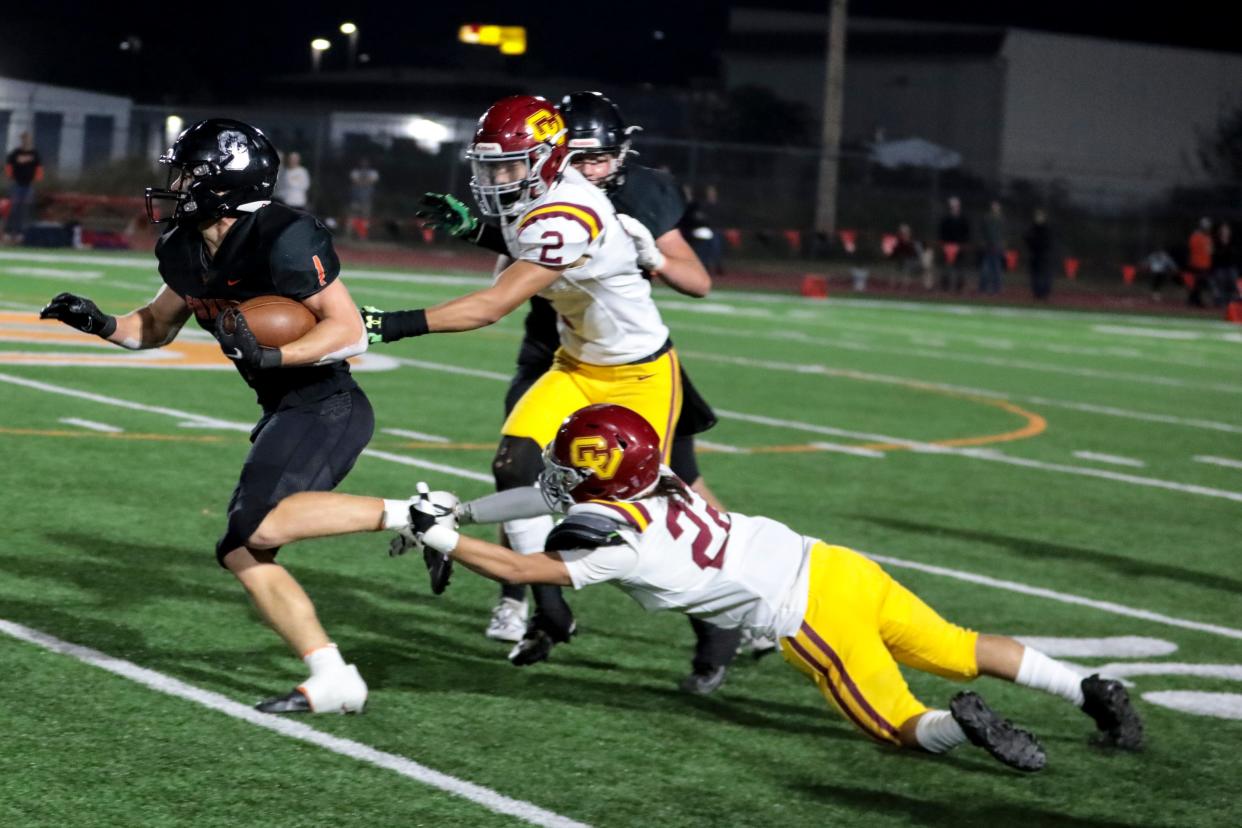 Silverton's Jackson Pfeifer (1) carries the ball against Crescent Valley during the first half of the game at Silverton High School in Silverton, Ore. on Friday, Oct. 7, 2022.