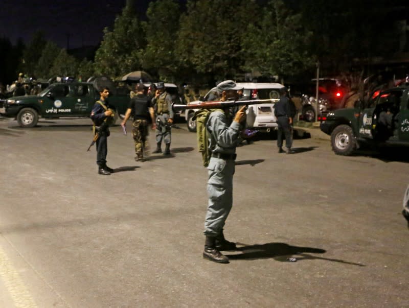 Policiers afghans à Kaboul après l'attaque par des hommes armés mercredi de l'université américaine de la capitale afghane où des enseignants étrangers et des centaines d'étudiants ont été piégés sur le campus. Aucun bilan officiel n'a encore été fourni mais le directeur d'un des hôpitaux de Kaboul parle d'au moins un étudiant tué et de 14 autres blessés. /Photo prise le 24 août 2016/REUTERS/Omar Sobhani