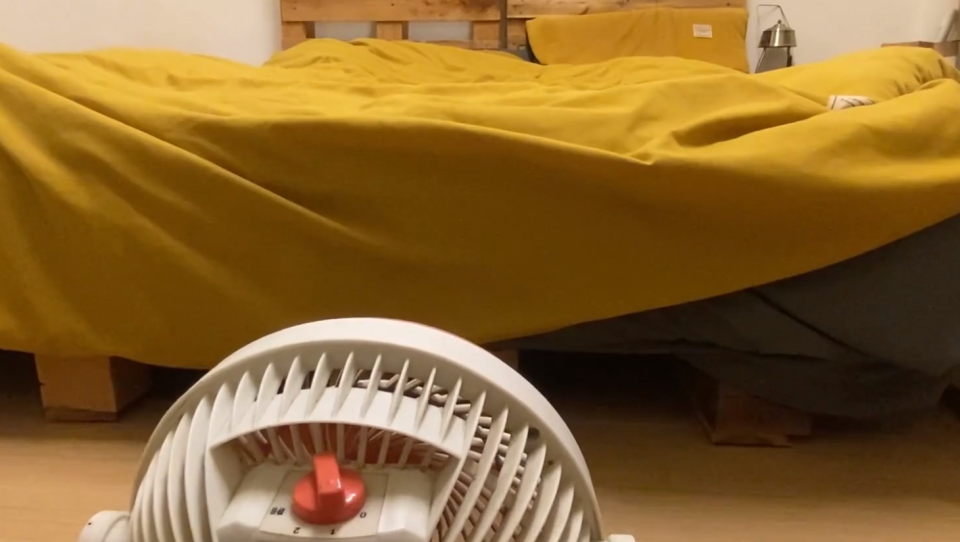 睡覺時將循環扇擺在床尾吹風，帶動空氣流通，降低溫度。