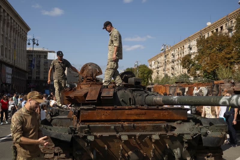 Una exposición de vehículos militares y armas rusas destruidas en Kiev