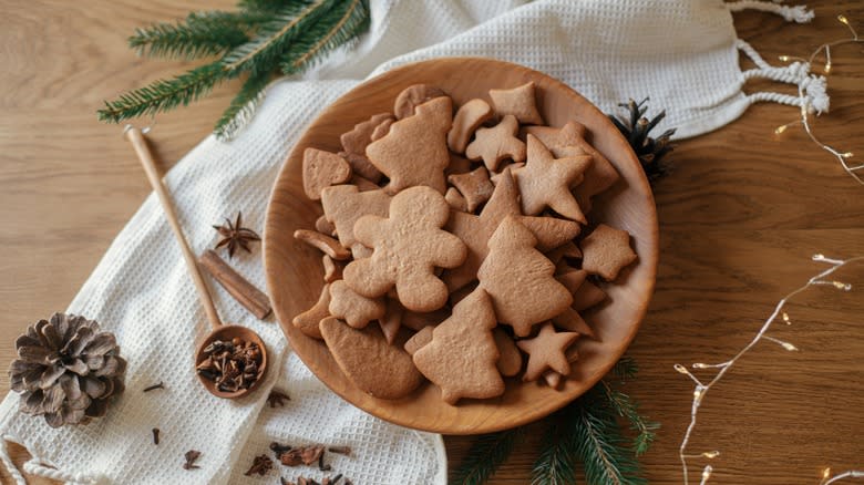 gingerbread cookies in wooden bowl