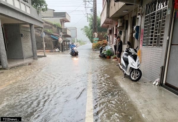 三界壇路道路淹水情形。(圖:新北市水利局提供)