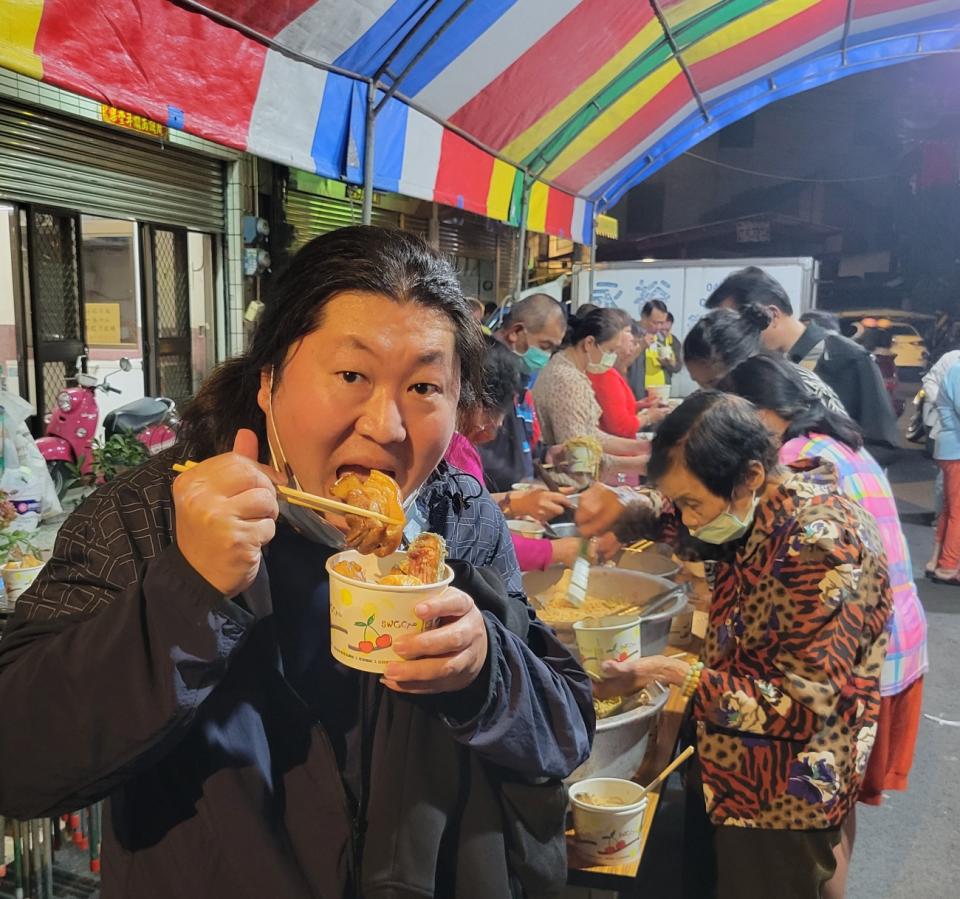 顏寬恒遭網紅「音地大帝」暗指，政見會的餐點澎湃，是用來討好選民。（圖／翻攝自音地大帝 Indie DaaDee臉書）