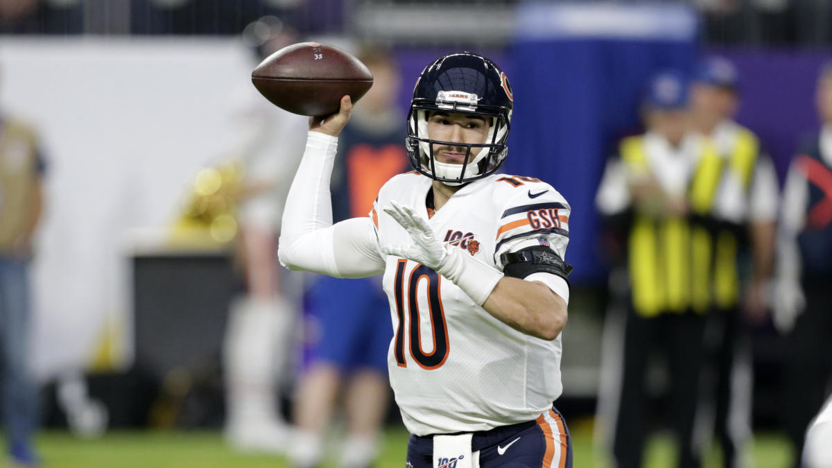 Chicago Bears quarterback Mitchell Trubisky (10) puts on his NFC