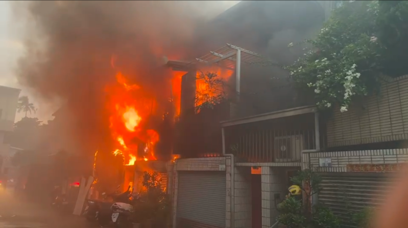 台南一處民宅疑似因電線走火造成火災，祖孫3人身亡。（翻攝自記者爆料網）