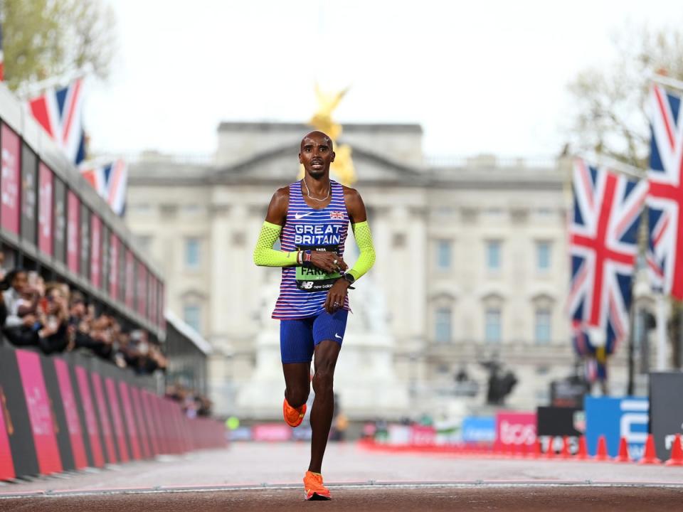 Farah crosses the line in London for the final time (Getty Images)