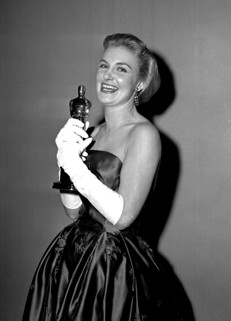 In einem trägerlosen, smaragdgrünen Taftkleid mit langem Tellerrock erschien Joanne Woodward auf dem roten Teppich bei den Oscars 1958. Das Besondere: Sie hatte das Kleid nicht nur selber designt, sondern sogar in zweiwöchiger Handarbeit selbst genäht! (Bild-Copyright: Associated Press)