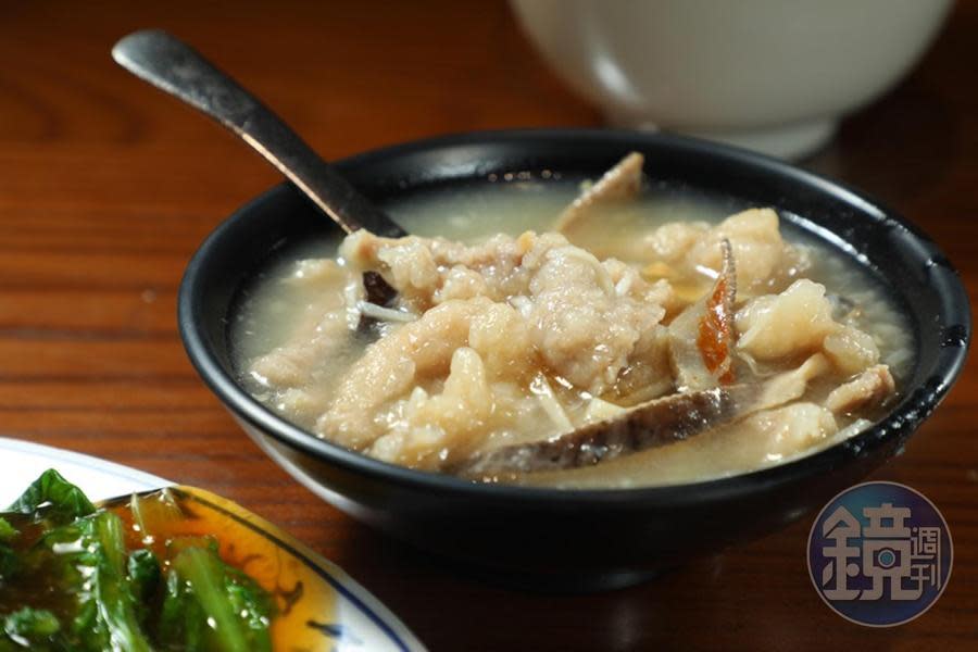「魚翅肉羹」湯頭有辦桌羹湯的古早味，喝得到蒜酥的香氣，肉羹鮮嫩甜美。（60元／小碗）