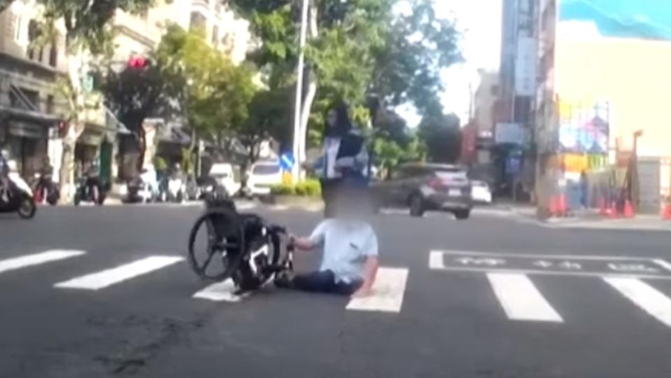 高雄7月發生身障者過馬路，輪椅卡到路面坑洞慘摔。（圖／東森新聞）