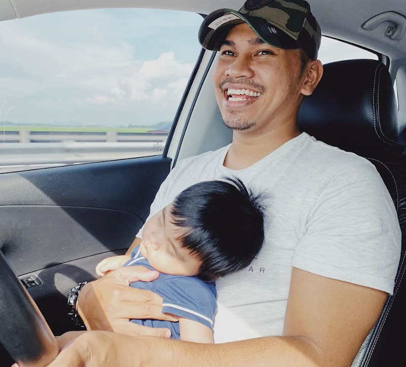 The father of two, seen without a seatbelt, used a highly-risky method to help his children fall asleep. — Picture from Instagram/PU Abu