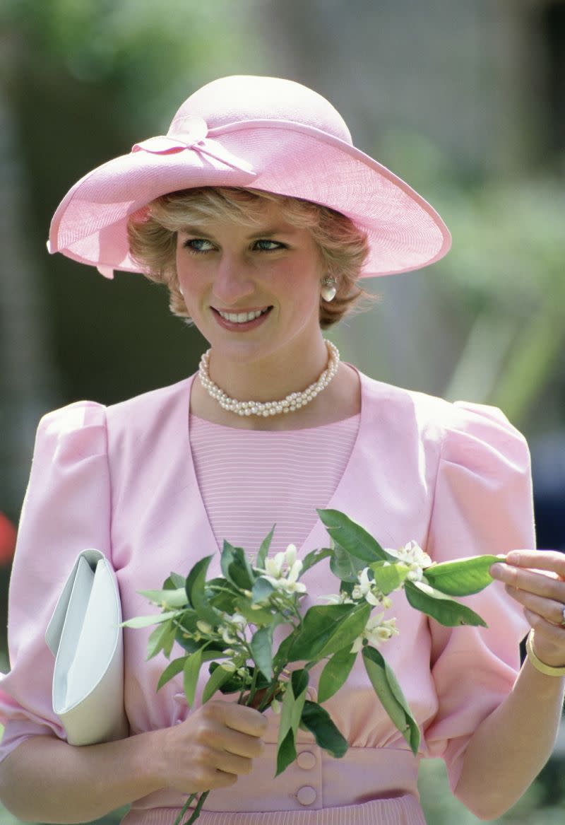 Prinzessin Diana integrierte oft Orangenblüten in ihre Outfits. [Bild: Getty]