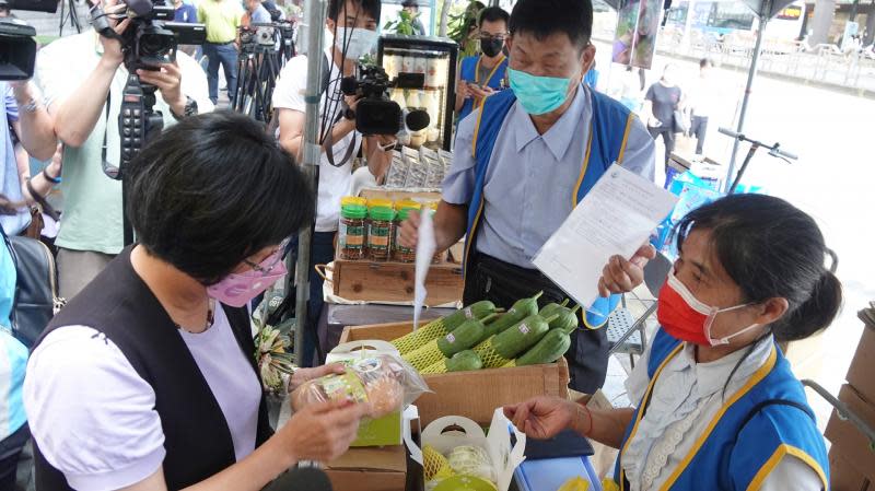 中友小農市集　王惠美化身超級銷售員推廣彰化農特產