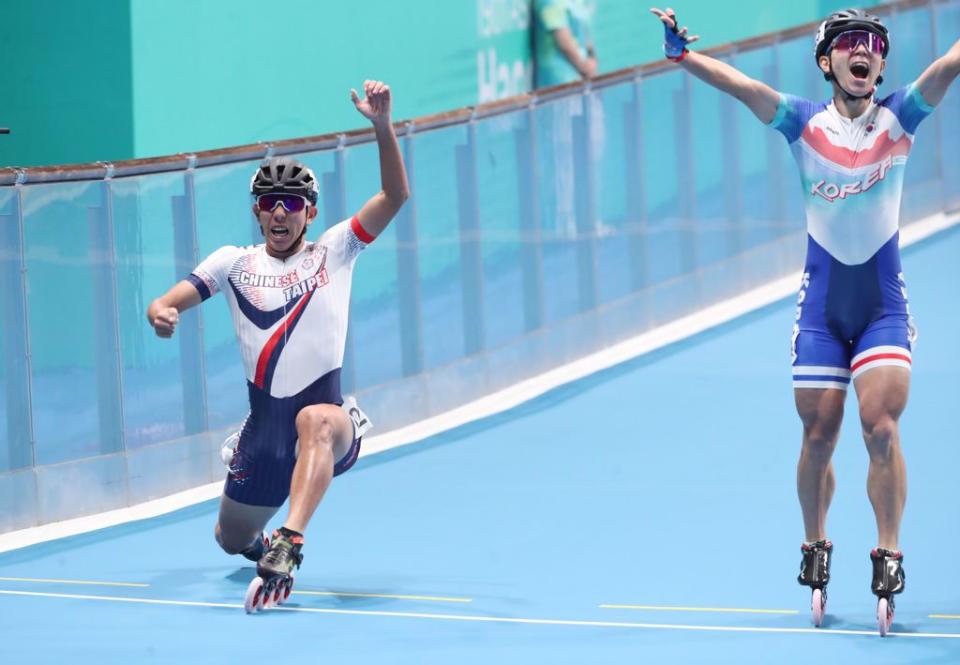 中華隊黃玉霖(左)在衝線時險勝，南韓鄭喆元(右)過早慶祝而痛失金牌。（鄭任南攝）