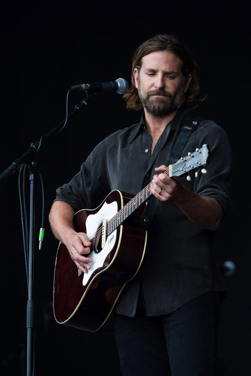 Für ein schlichtes Outfit hatte sich dagegen Bradley Cooper entschieden. Der frischgebackene Vater musizierte für seinen neuen Film "A Star Is Born" auf der Bühne beim Glastonbury Festival und setzte auf ein dunkles Hemd und eine dunkle Hose. (Bild-Copyright: Ian Gavan/Getty Images)