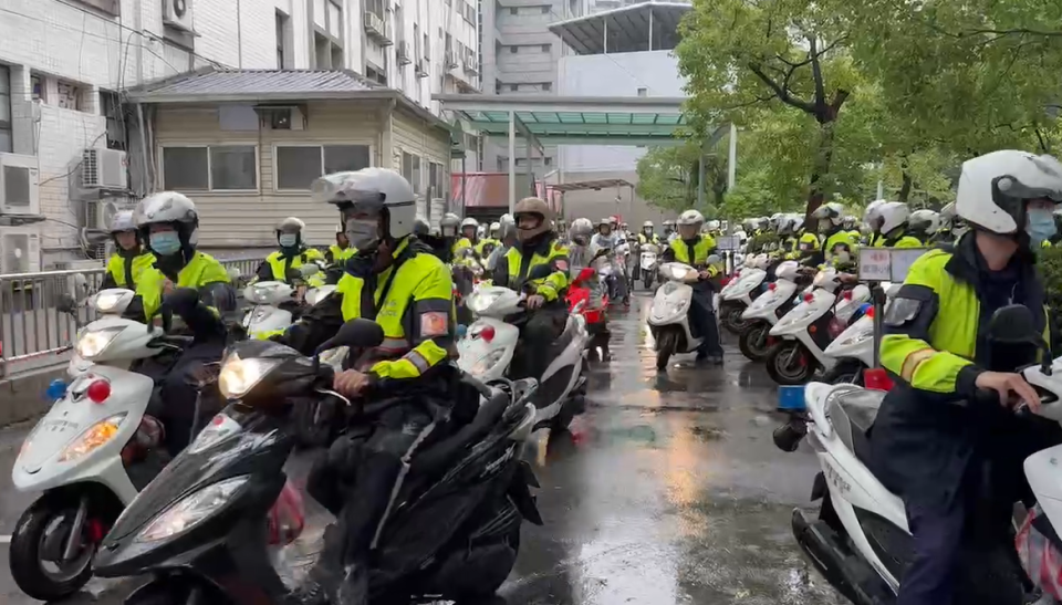 新莊轄區地藏庵遶境活動，警方出動600名優勢警力維持秩序。（圖／中天新聞）