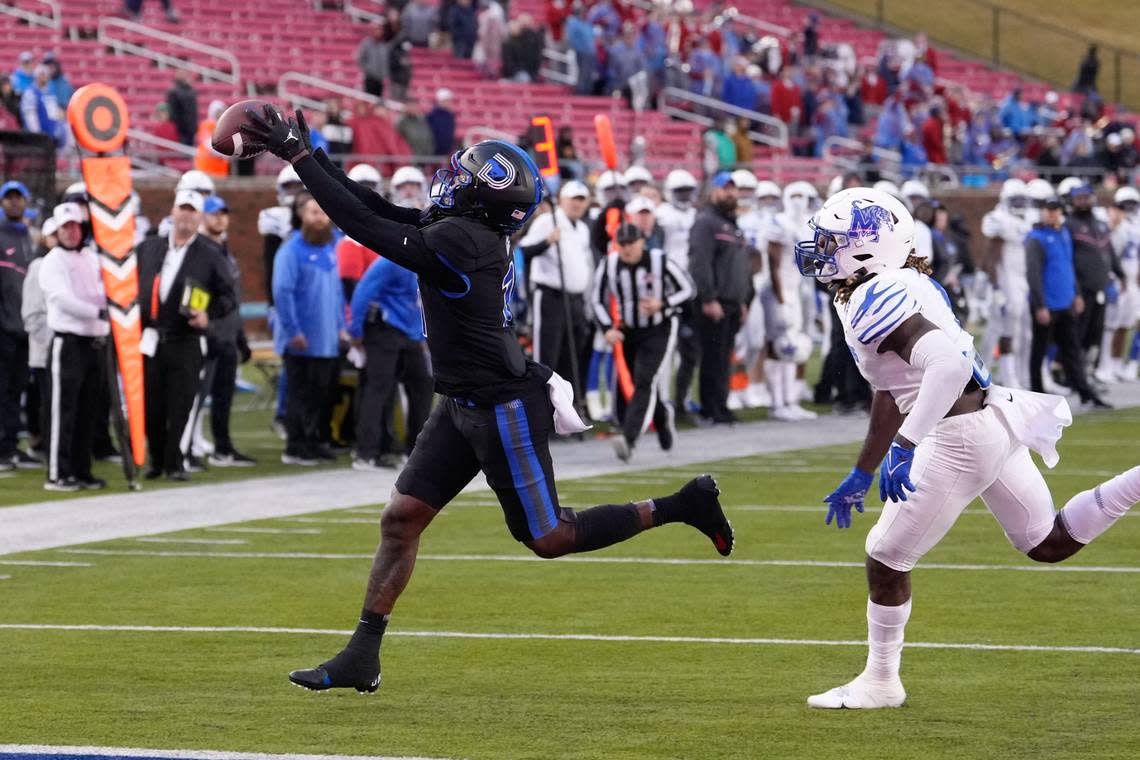 Southern Methodist Mustangs wide receiver Rashee Rice (11) catches a touchdown pass during a game against Memphis in November 2022 at Gerald J. Ford Stadium in Dallas, TX.