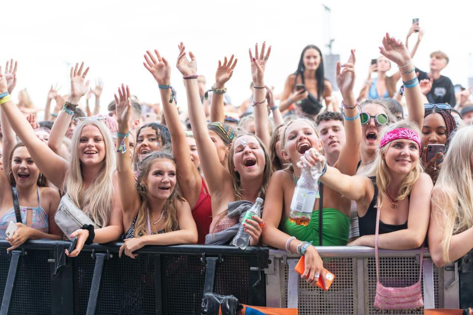 READING, ENGLAND - AUGUST 28:  (EDITORIAL USE ONLY) General view of the crowd watching Becky Hill perform during Reading Festival 2021 at Richfield Avenue on August 28, 2021 in Reading, England.  (Photo by Joseph Okpako/WireImage)