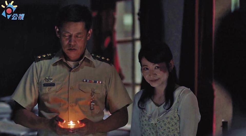 台大戲劇副教授姚坤君（右）客串演出「邱老師」一角，是《通靈少女》難得出現的鬼魂形象。左為汪建民。（翻攝自公視+7）