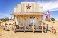 <p>Un ranch, il caro vecchio Far West, il sogno americano, un mulo e una collezione di piante grasse: tutto questo attorno a una mini casa davvero graziosa. Gli aspiranti cowboy possono scegliere lo stile minimal con questa casa in vendita! Ecco le foto del piccolo edificio che però è immerso in una zona altamente suggestiva… (Caters) </p>