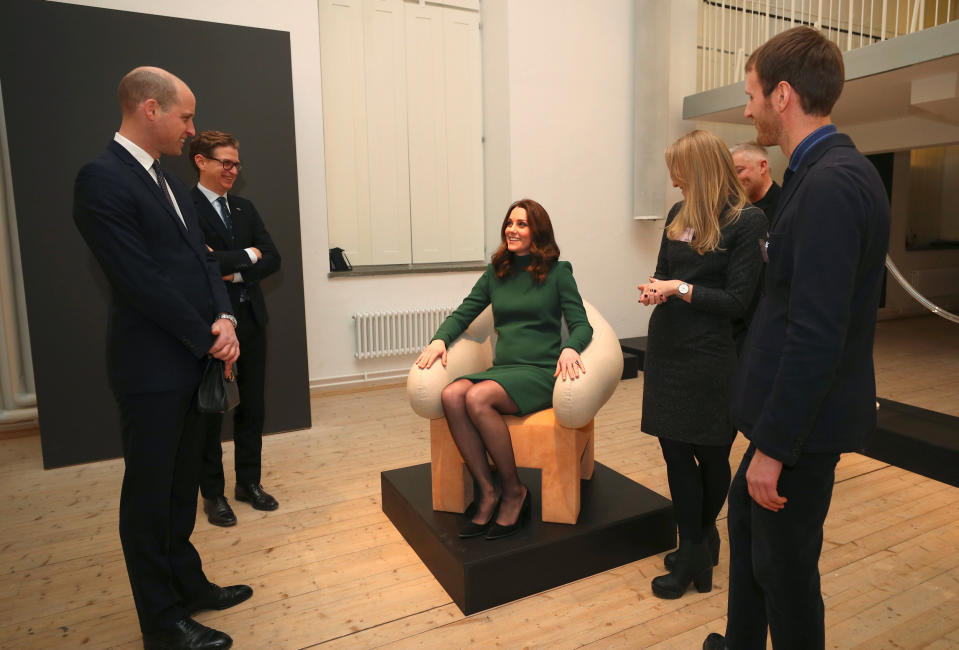 <p>Zu ihrer Freude durfte die schwangere Herzogin Kate auch auf dem ein oder anderen Ausstellungsstück Platz nehmen. (Bild: Getty Images) </p>